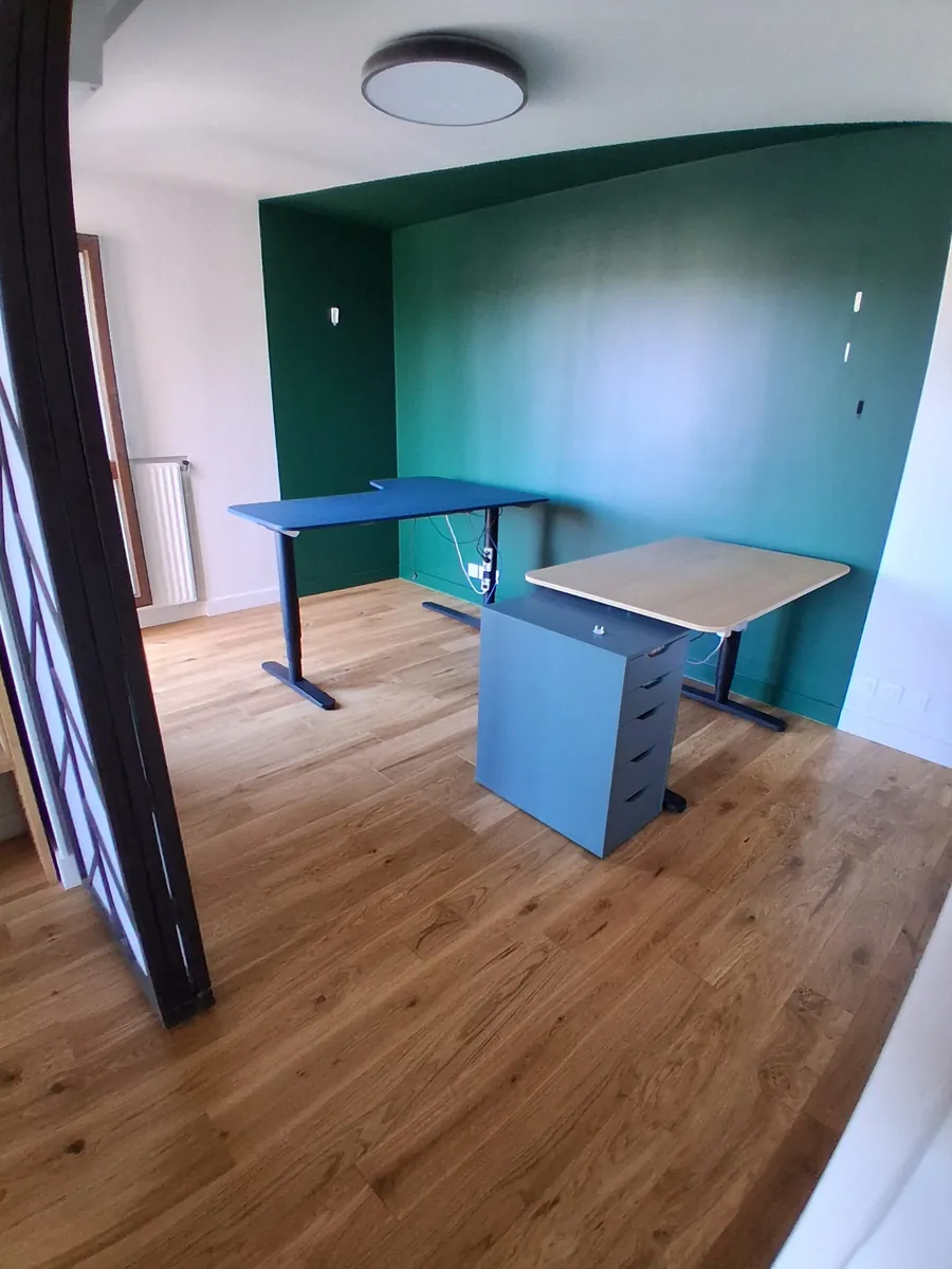 Bureau avec tete de mur peinte en vert et parquet contrecolle chene, peintre en Essonne