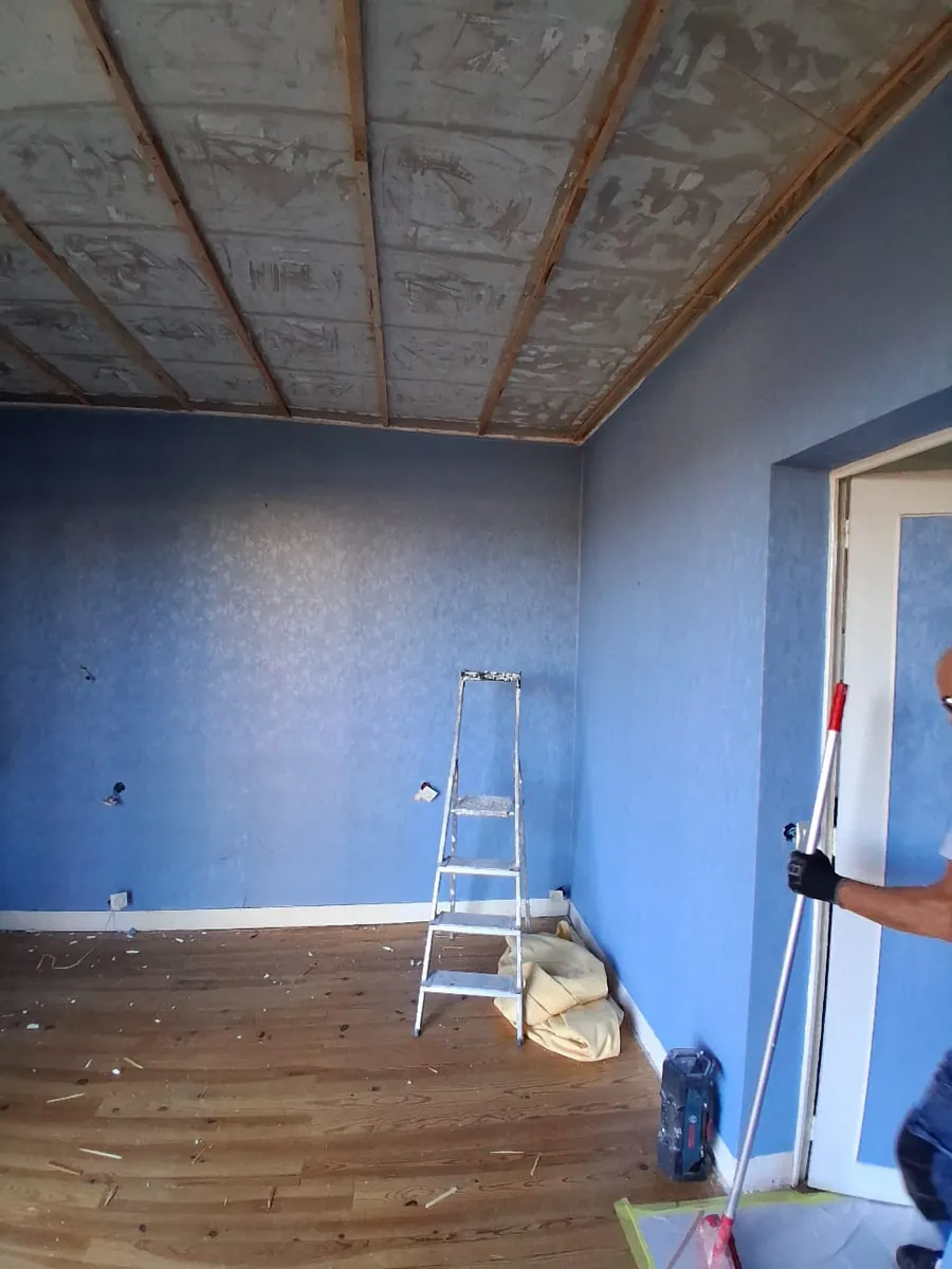 Chambre avant renovation avec plafond a refaire et murs abimes, en Essonne