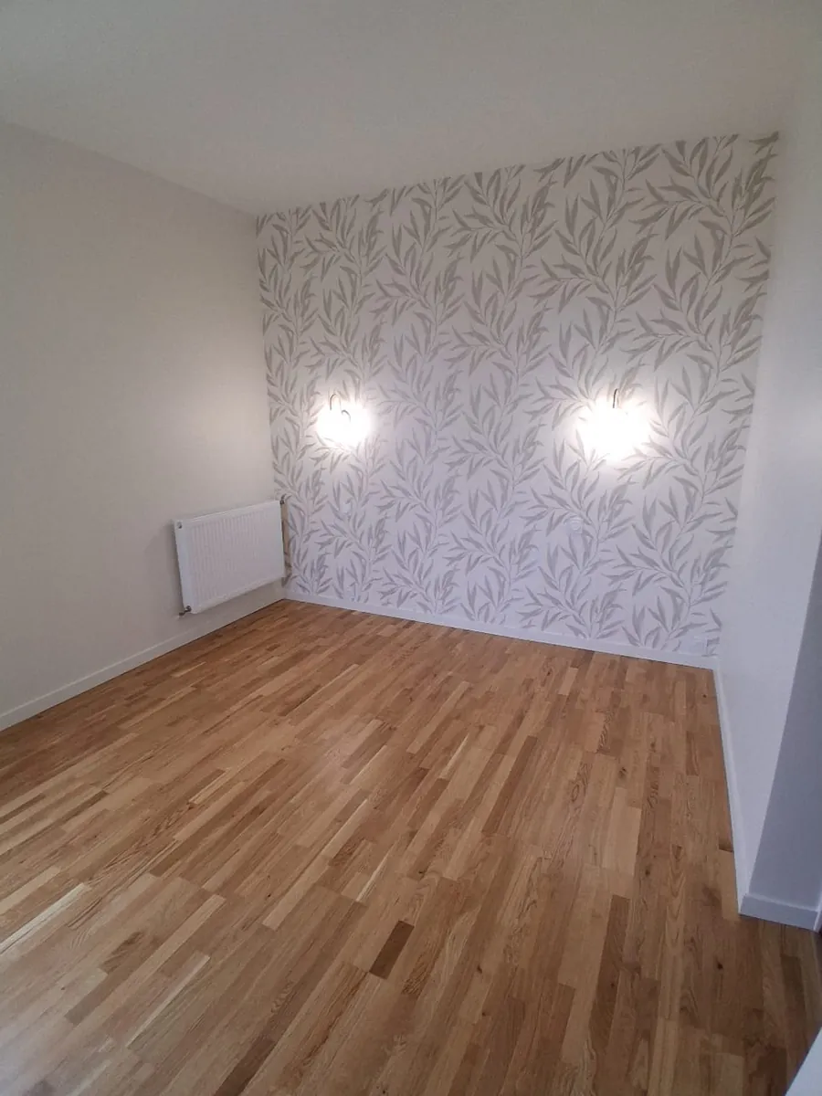 Chambre renovee avec papier peint feuillage, appliques et parquet chene, en Essonne