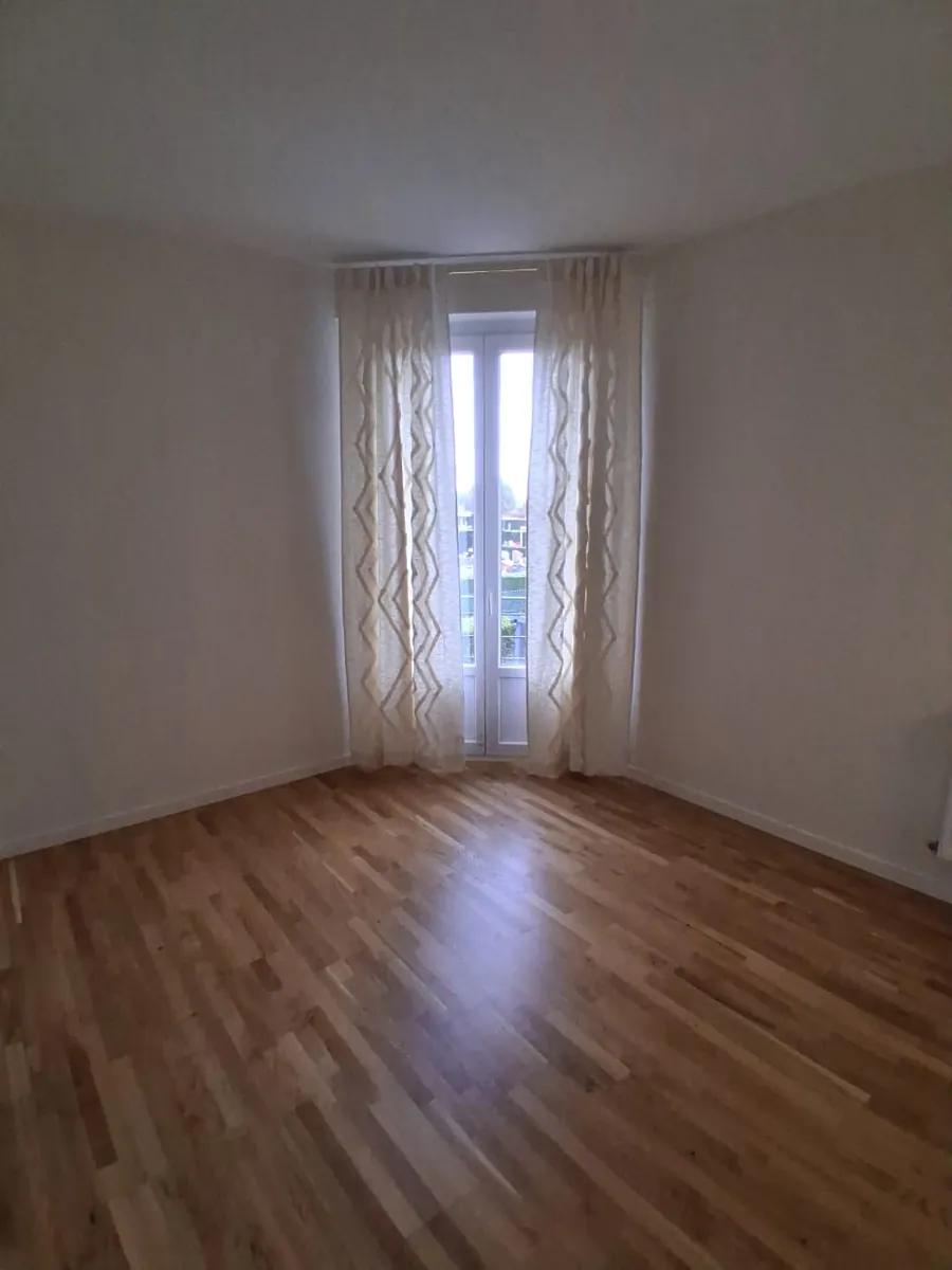 Chambre renovee lumineuse avec parquet contrecolle chene, renovation en Essonne