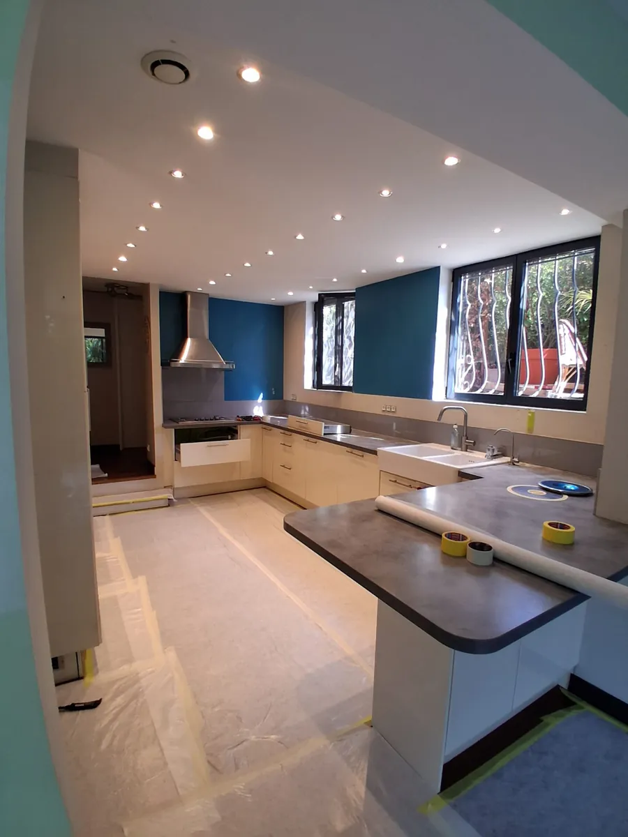 Chantier de renovation de cuisine avec protections de sol et faux plafond a spots, en Essonne