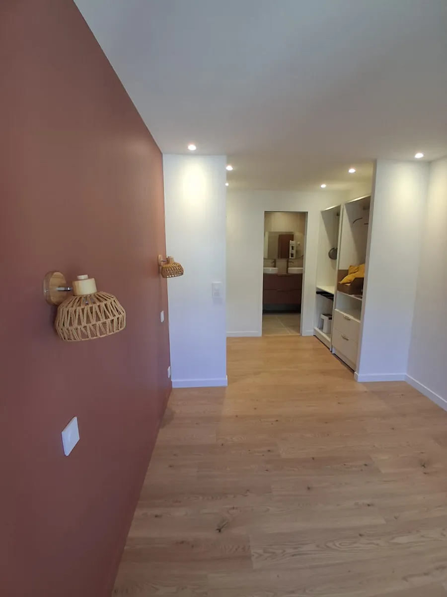 Couloir avec peinture terracotta et parquet chene clair, renovation appartement en Essonne