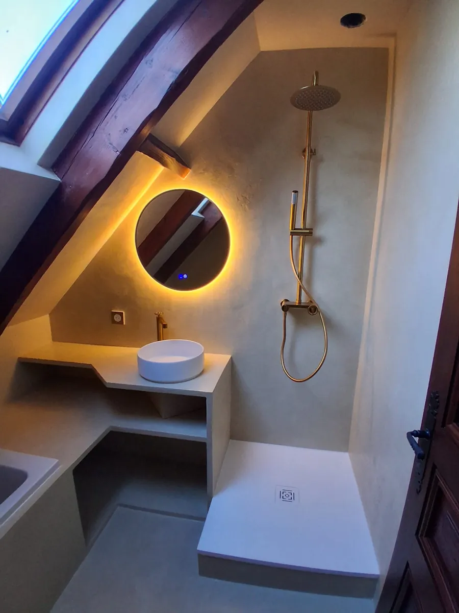 Douche italienne avec robinetterie doree et miroir retroeclaire, realisation ACOS Renov en Essonne
