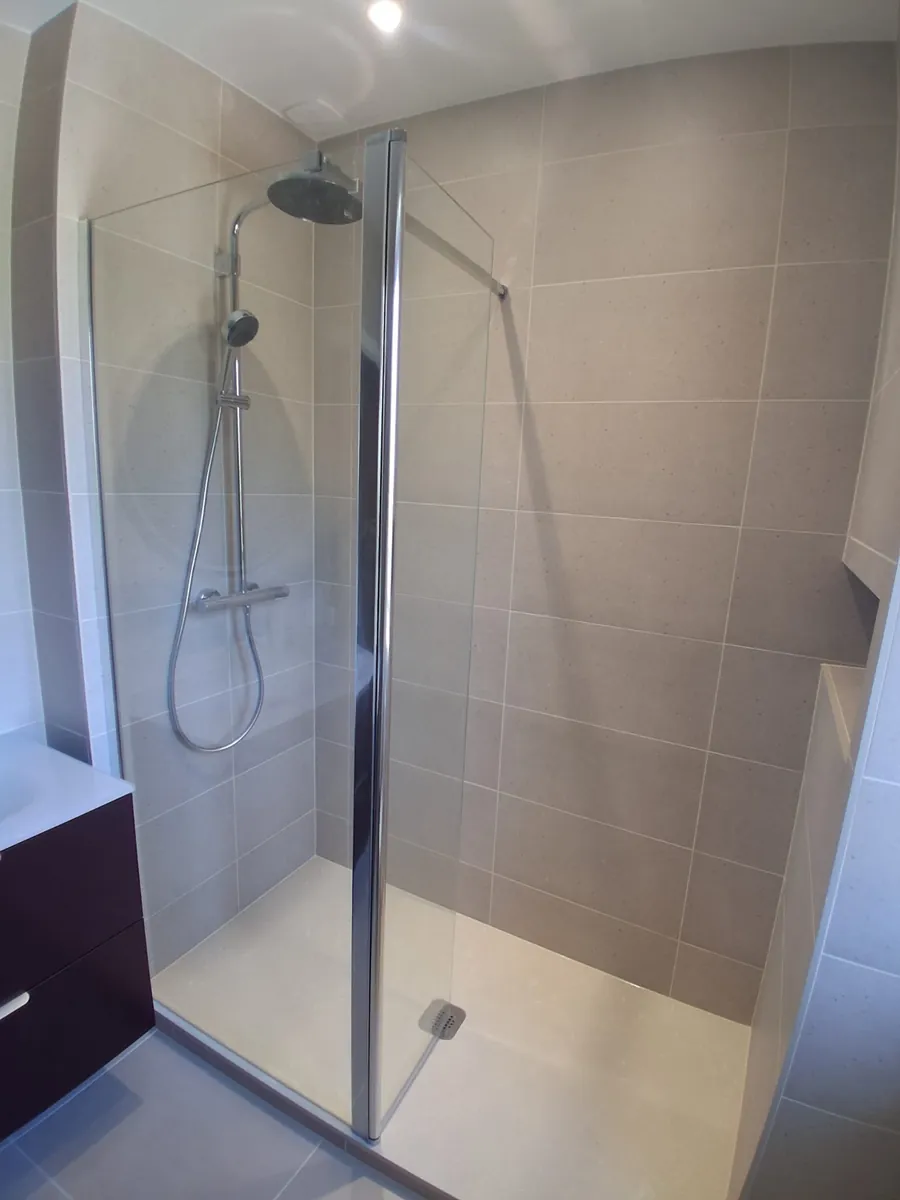 Douche italienne avec paroi en verre et colonne de douche, renovation salle de bain en Essonne