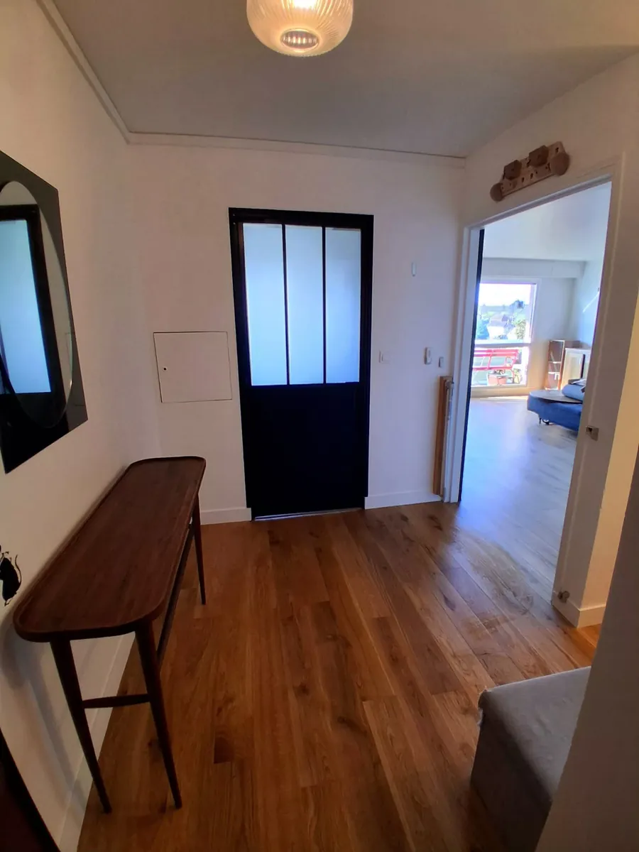 Entree renovee avec porte verriere noire et parquet chene, renovation interieure en Essonne