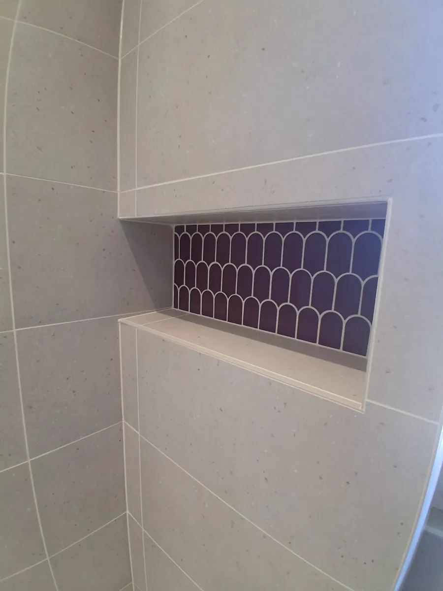 Niche de douche en faience decorative posee par un carreleur en Essonne