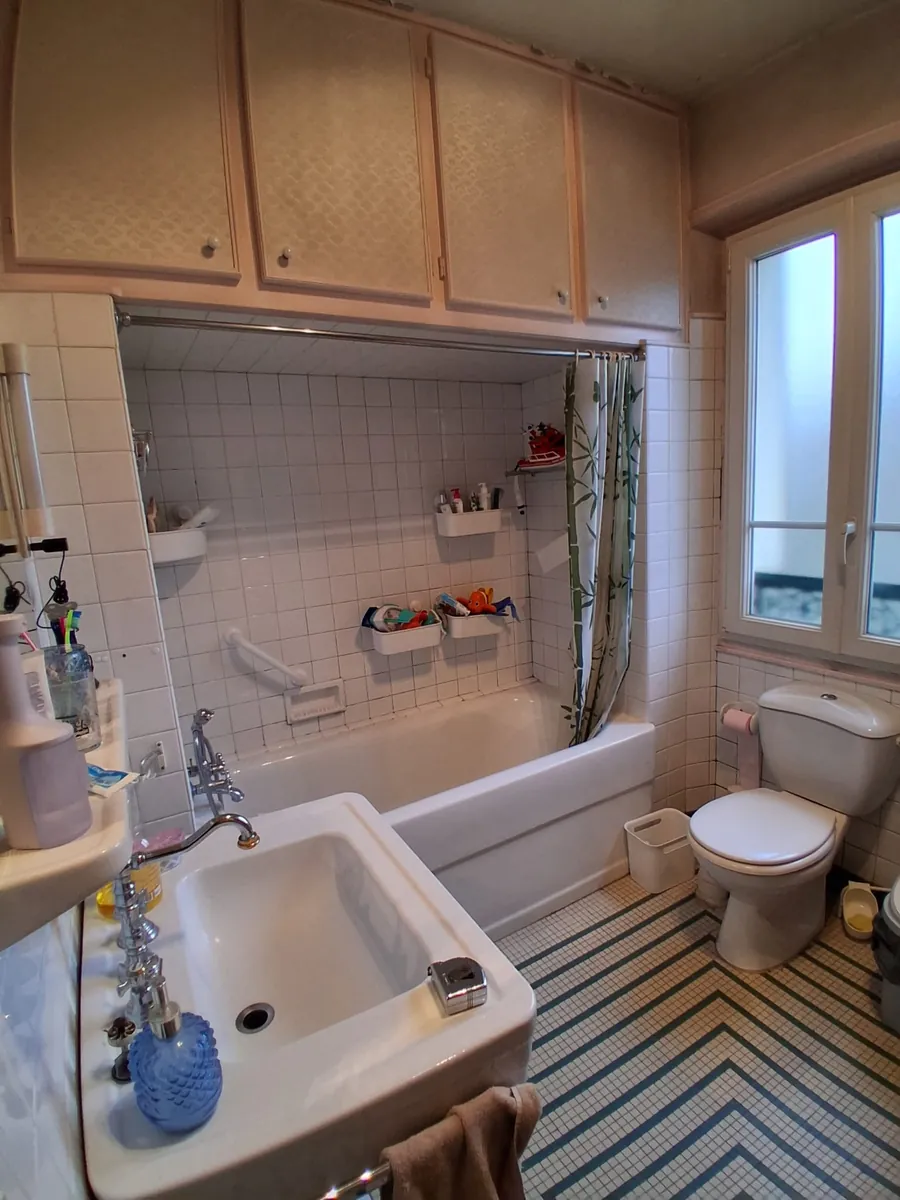 Salle de bain ancienne avec baignoire avant renovation, en Essonne