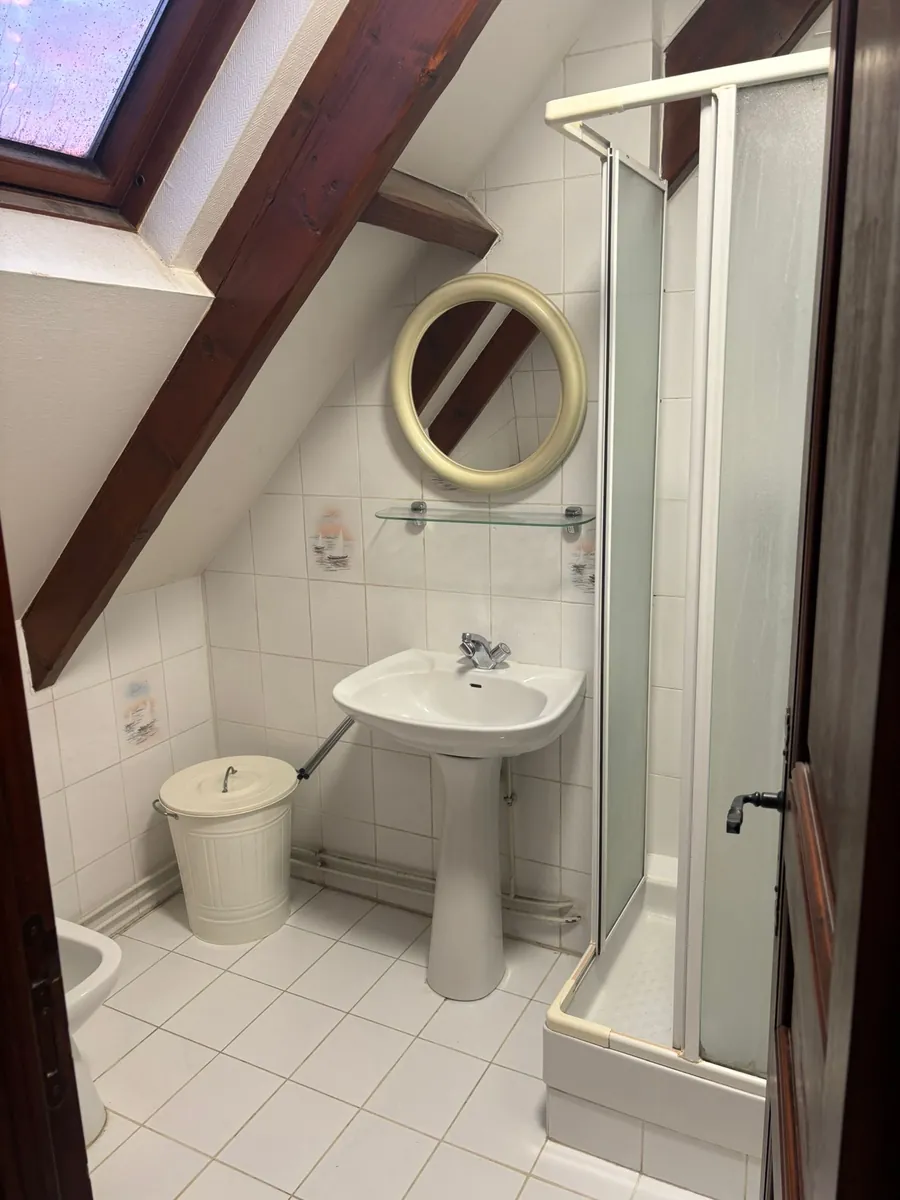 Salle de bain sous combles avant renovation avec ancienne cabine de douche, en Essonne