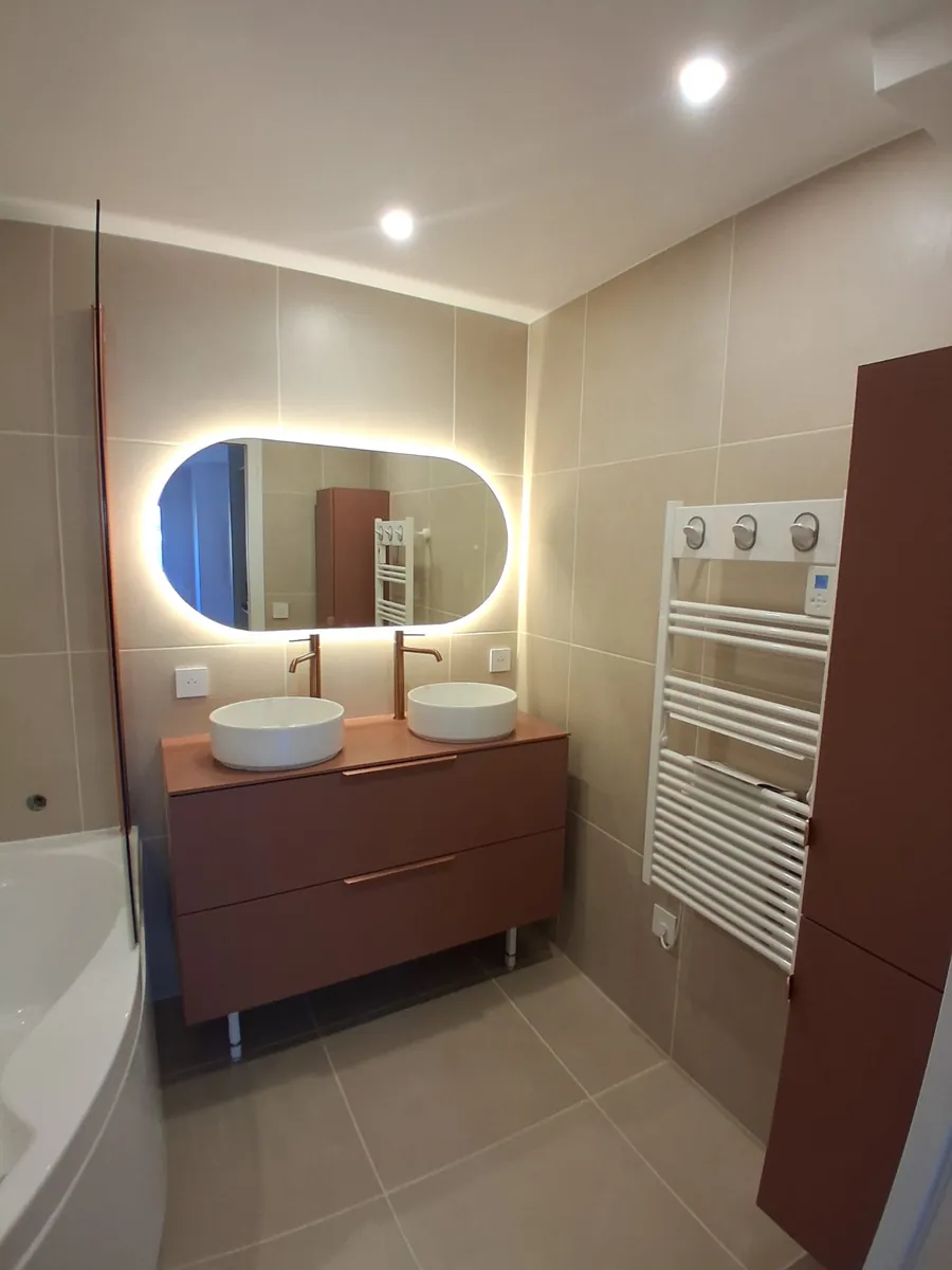 Salle de bain avec meuble double vasque terracotta et miroir retroeclaire, renovation en Essonne