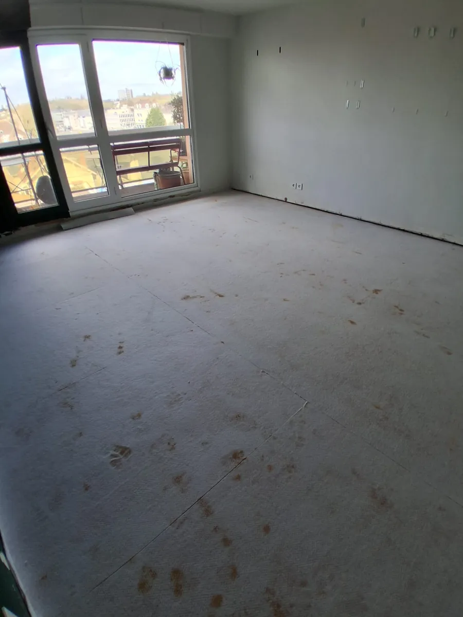 Sejour avant travaux, sol brut avant pose de parquet, renovation appartement en Essonne
