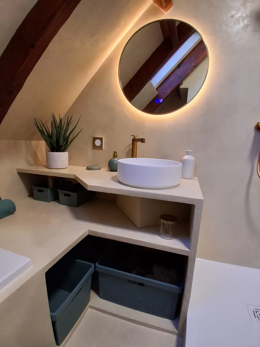 Vasque ronde blanche sur plan beton cire avec rangements sur mesure, salle de bain en Essonne